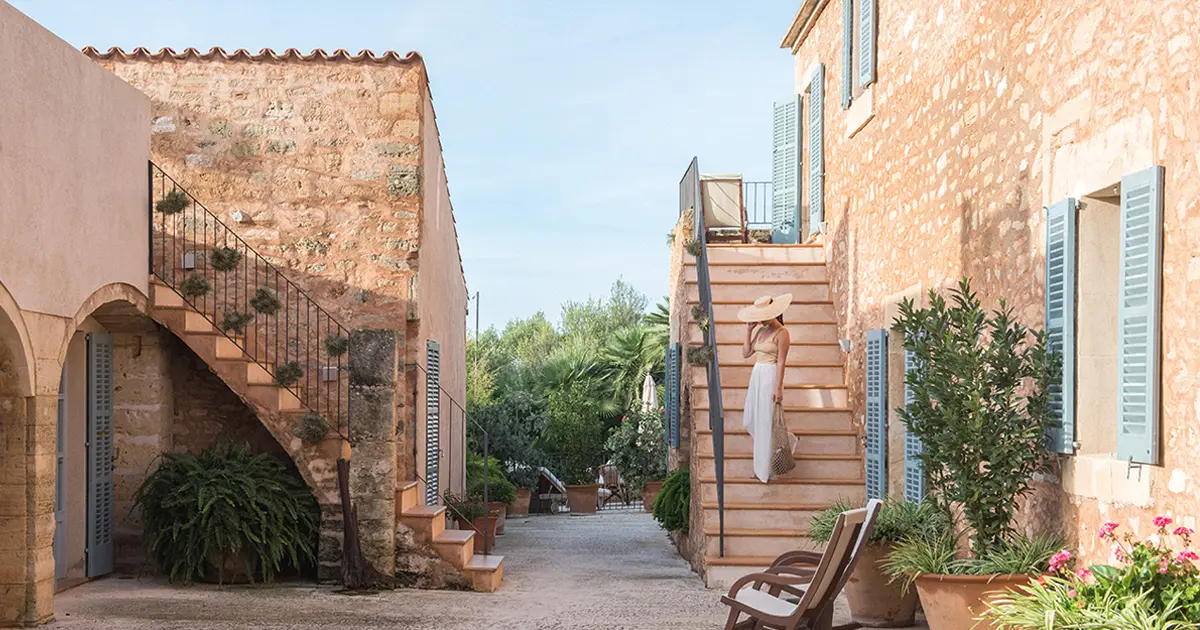 Patio exterior de piedra y fachadas tradicionales del Agroturismo Predio Son Jaumell en Capdepera