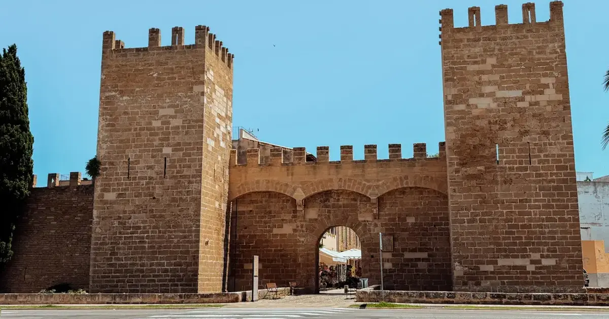 Puerta medieval y torres de la muralla histórica del pueblo de Alcúdia en Mallorca