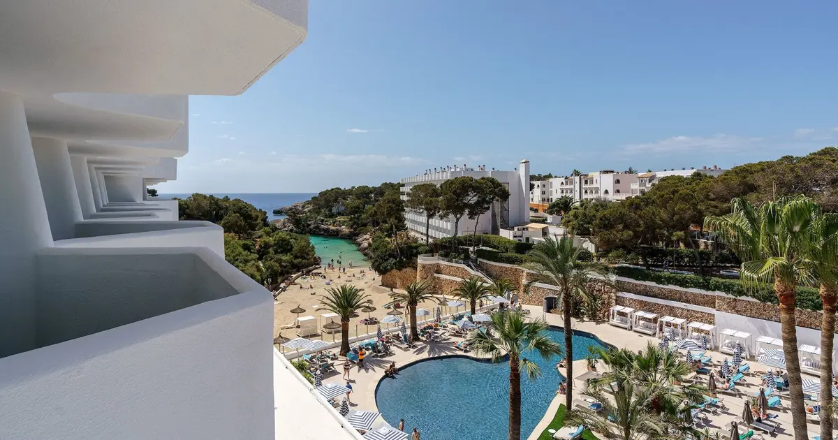 Vistas a la cala y piscina con tumbonas en el hotel para adultos AluaSoul Mallorca Resort