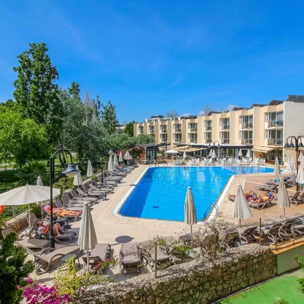 Zona de piscinas y jardines del Aparthotel Duva Spa en Port de Pollença