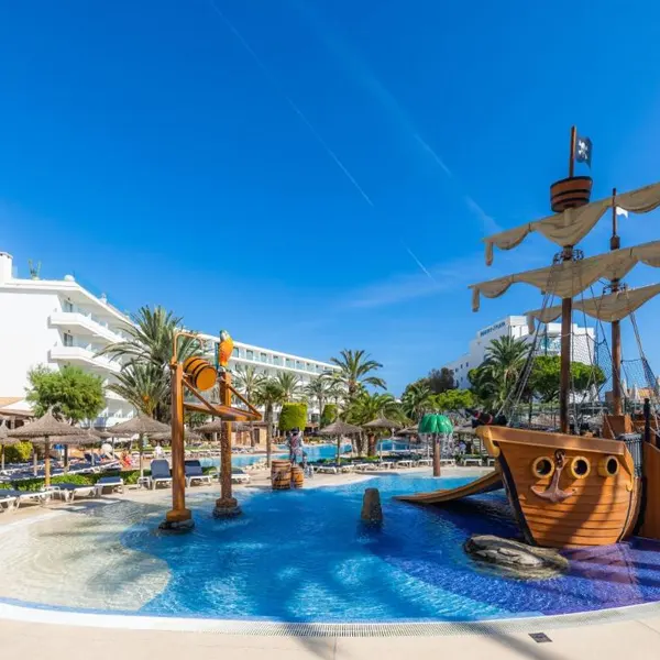 Instalaciones familiares y zona de piscinas del Aparthotel Marins Playa