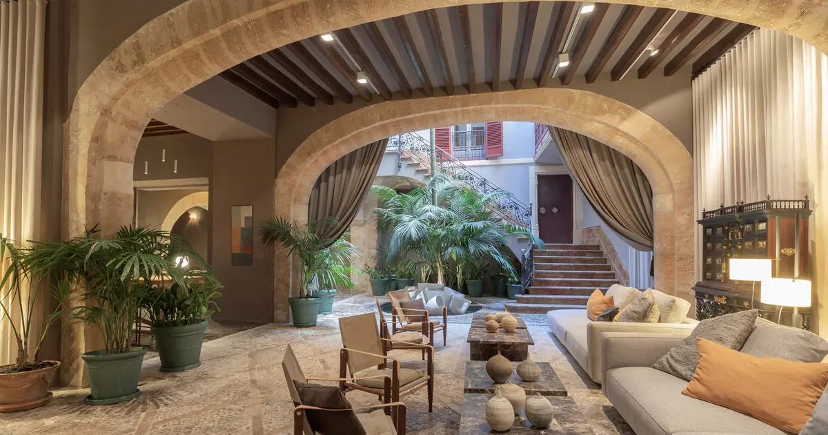 Patio interior tradicional y salon del Hotel Can Cera en Palma de Mallorca