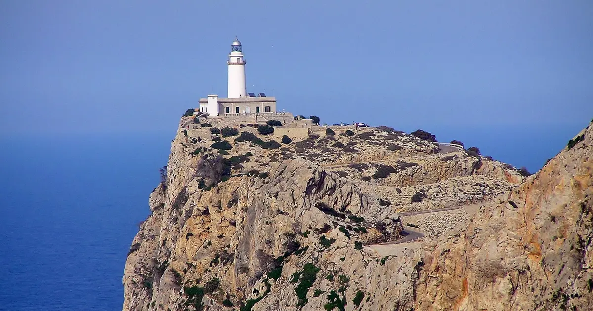 Acantilados verticales sobre el mar Mediterraneo en el Cap de Formentor