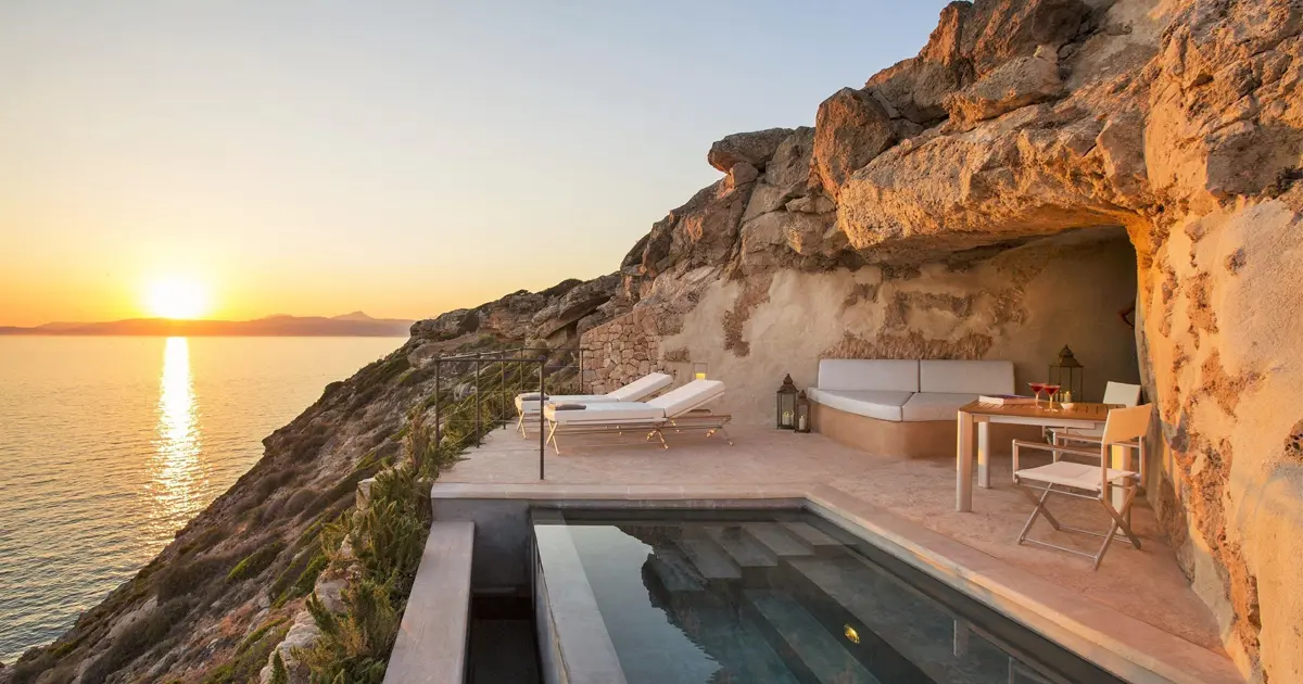 Terraza privada con piscina infinity en los acantilados de Cap Rocat con vistas al mar durante la puesta de sol