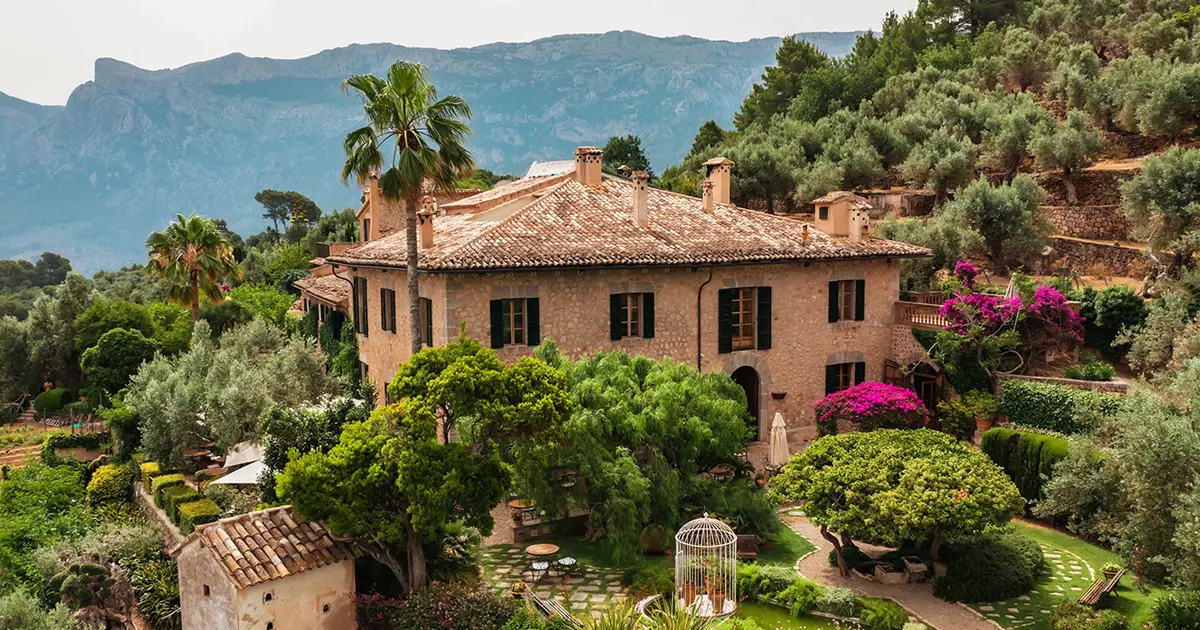 Vista aerea de la casona rustica y jardines de Cas Xorc Luxury Retreat entre las montañas de Soller