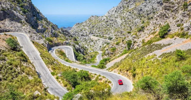 Carretera de curvas de Sa Calobra en Mallorca para coche de alquiler