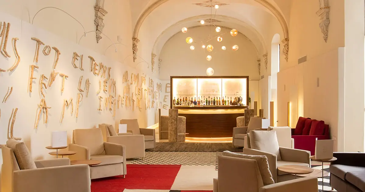 Salón interior y bar de diseño en el hotel Convent de la Missio en Palma