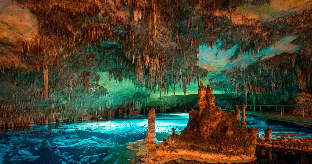 Estalactitas e iluminacion sobre el lago subterraneo de las Coves del Drach