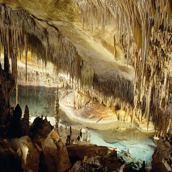 Interior de las Cuevas del Drach con iluminacion sobre el Lago Martel