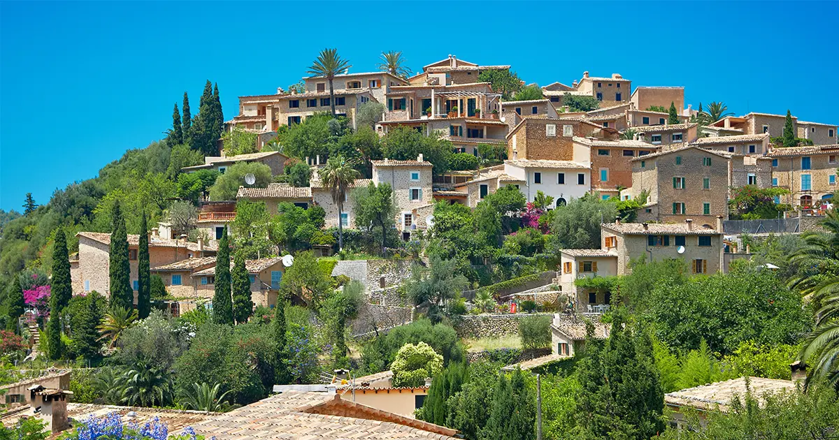 Vista panorámica de las casas de piedra tradicionales del pueblo de Deià en la ladera de la montaña, Mallorca