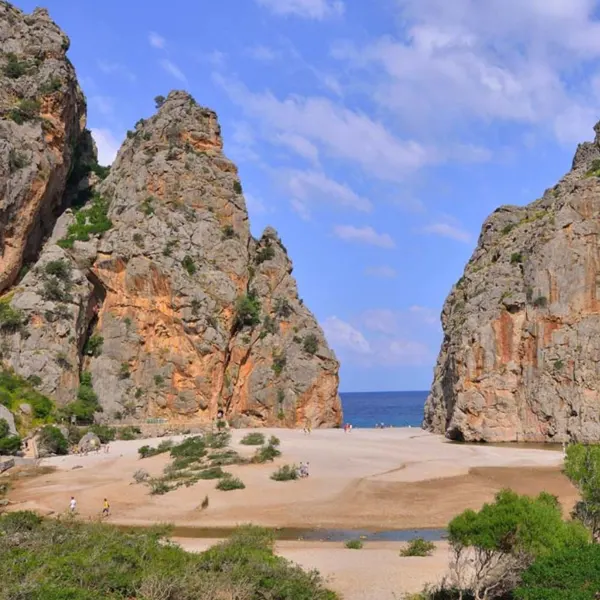 Vista del acantilado y la cala de Sa Calobra en la Tramuntana
