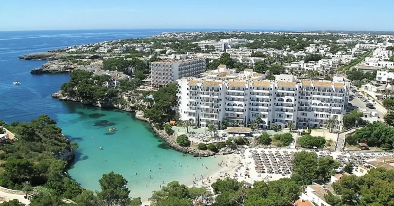 Vista panorámica de las mejores zonas de playa donde alojarse en Mallorca