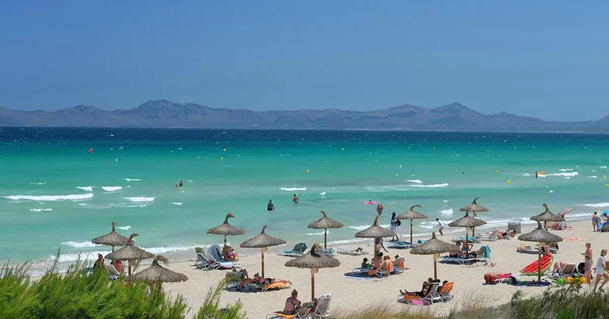 Vista panorámica de la Playa de Muro con sus aguas turquesas en Mallorca.