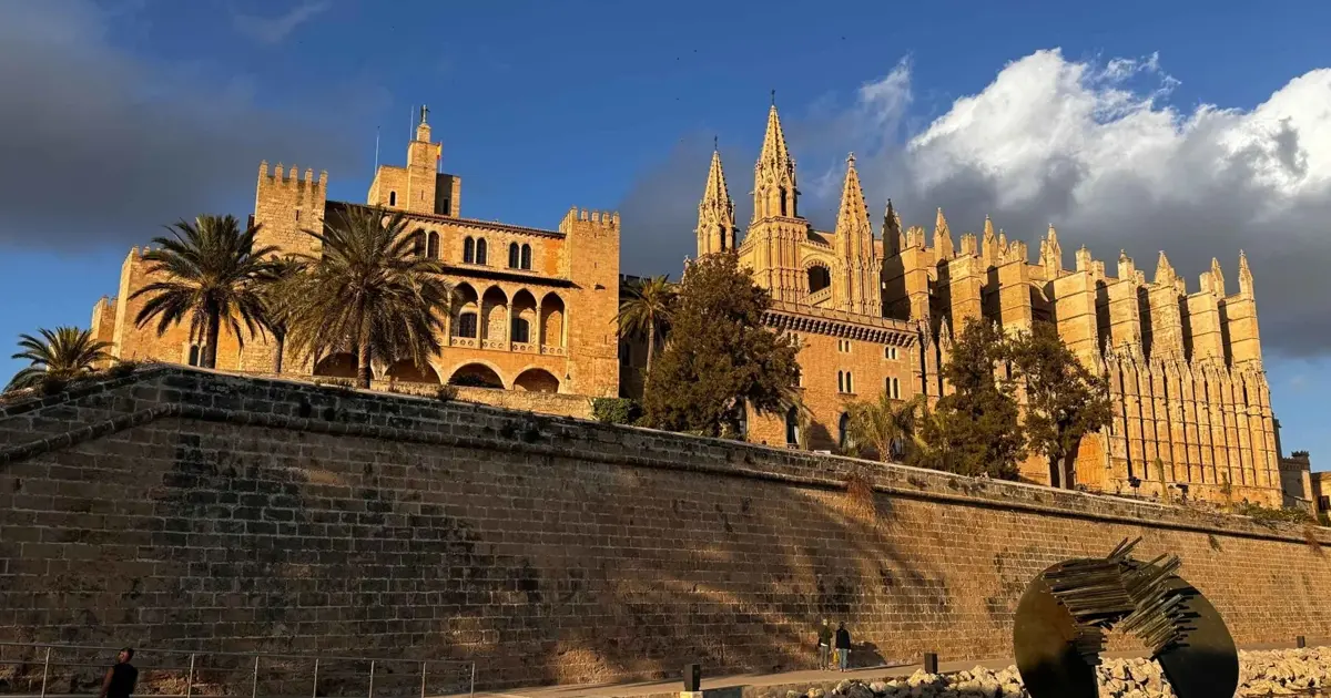 Vista panorámica del casco antiguo de Palma de Mallorca y la Catedral junto al mar