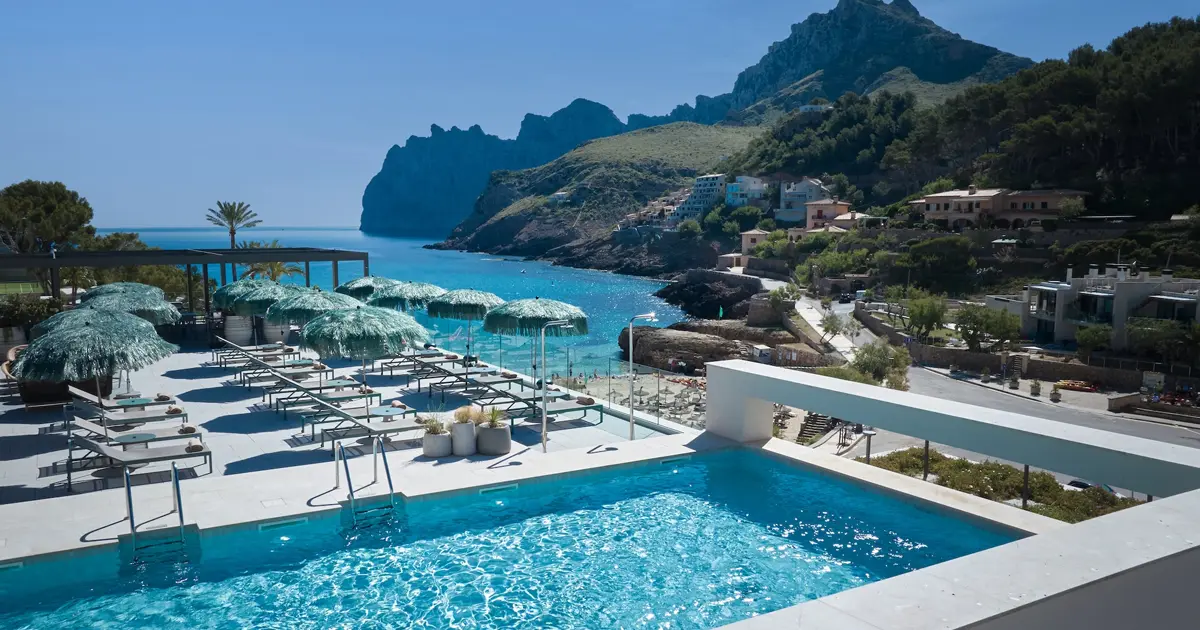 Piscina en la azotea con vistas panorámicas a la cala en El Vicenc de la Mar