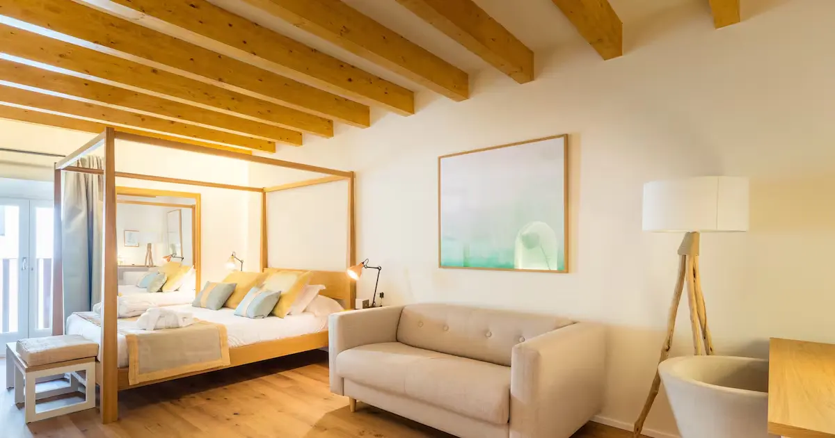 Habitacion de lujo con cama con dosel y vigas de madera en Forum Boutique Hotel Alcudia