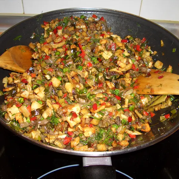 Plato de Frit Mallorqui caliente servido en cazuela de barro