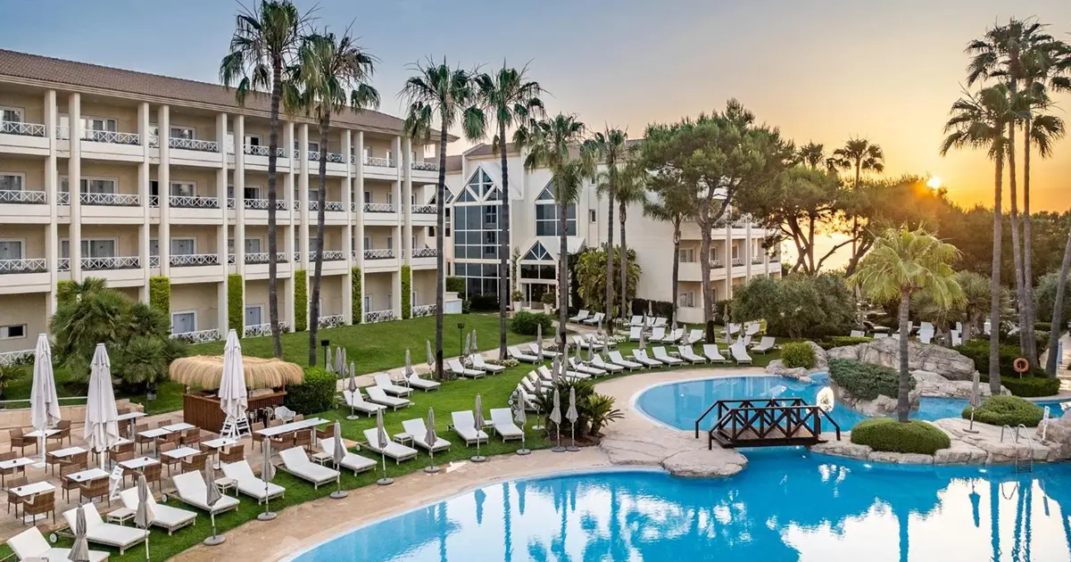 Piscina principal y jardines del hotel Grupotel Parc Natural y Spa en Playa de Muro