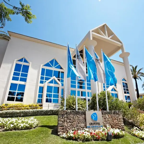 Fachada y jardines del hotel Grupotel Parc Natural y Spa en Playa de Muro