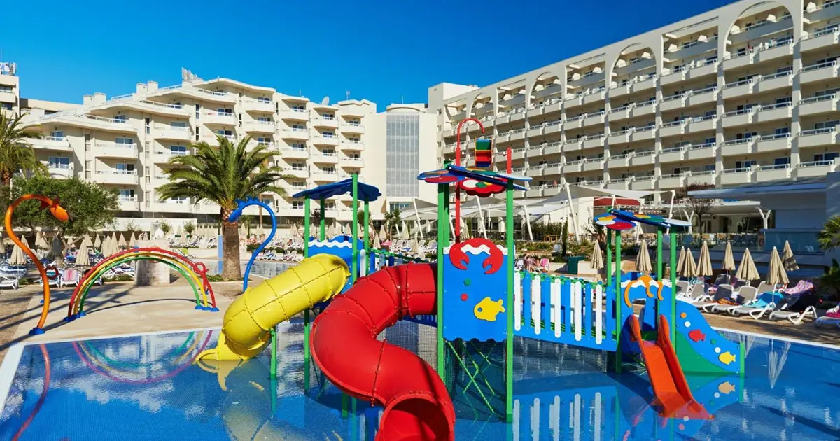 Parque acuático infantil con toboganes de colores en Hipotels Coma Gran Sa Coma