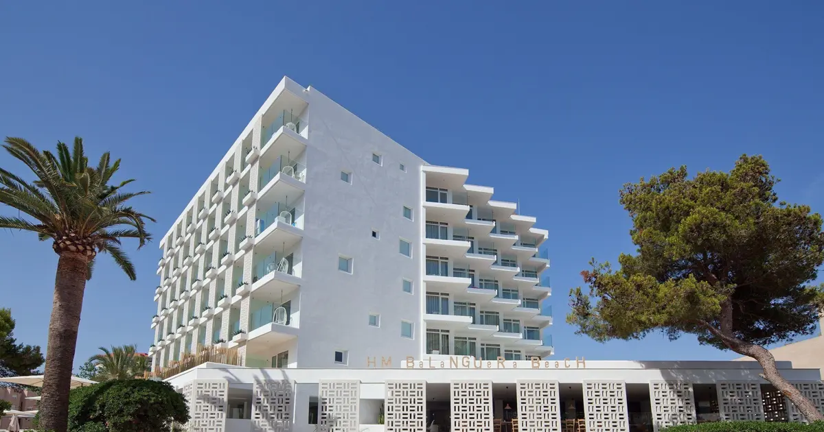Edificio moderno de color blanco en el hotel solo adultos HM Balanguera Beach en Playa de Palma