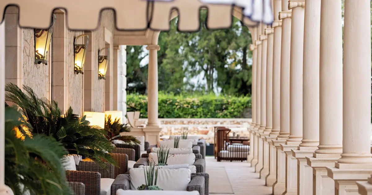 Terraza de arcos con vistas al mar en el hotel Hospes Maricel y Spa en Cas Catala