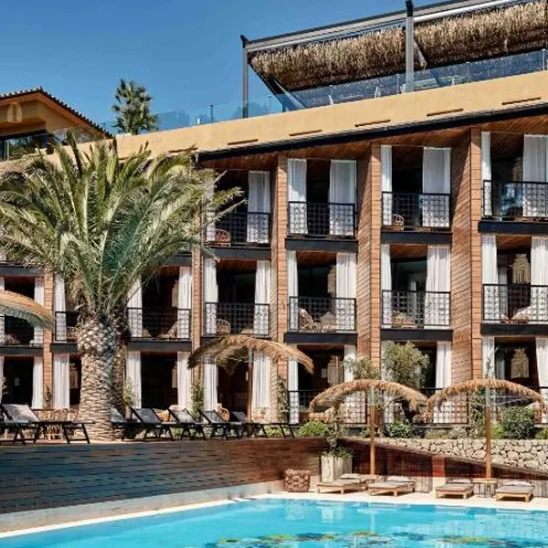 Piscina y ambiente boho chic en Bikini Island Mountain Hotel