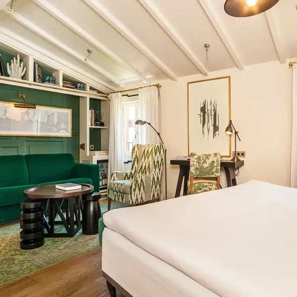 Habitación boutique y fachada del Hotel Cort en la plaza del Ayuntamiento de Palma
