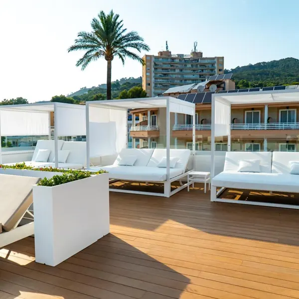 Terraza y zona chill out del Cupido Boutique Hotel en Peguera