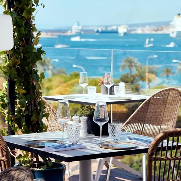 Terraza y piscina en la azotea del hotel Es Princep con vistas al mar en Palma