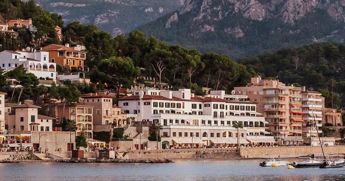 Fachada del Hotel Esplendido frente a la bahia de Port de Soller