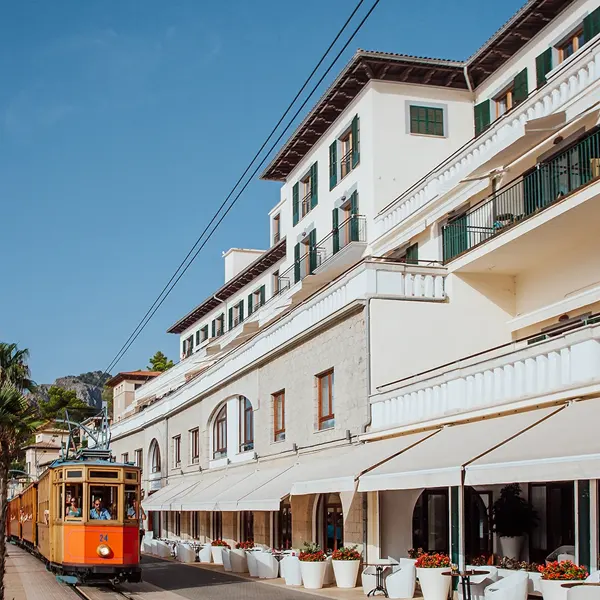 Fachada y terraza del Hotel Esplendido en el paseo marítimo de Port de Sóller