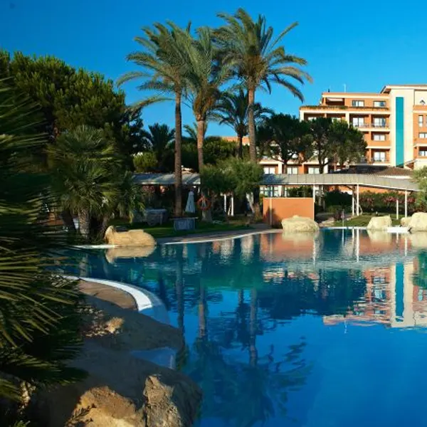 Jardines tropicales y piscinas del hotel Hipotels Hipocampo Palace en Cala Millor