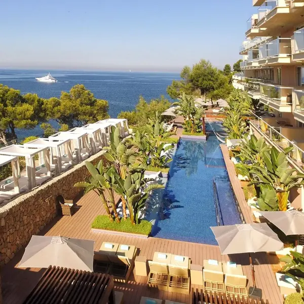 Piscina e instalaciones con vistas al mar del Iberostar Selection Jardín del Sol