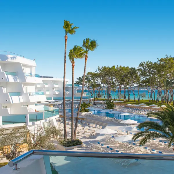 Instalaciones y piscina del hotel Iberostar Playa de Muro en Mallorca