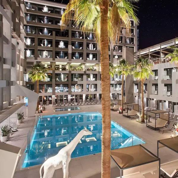 Zona de piscina exterior e instalaciones modernas del hotel Innside Palma Bosque