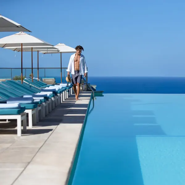 Piscina infinity con vistas a la bahía en el hotel Jumeirah Port Soller