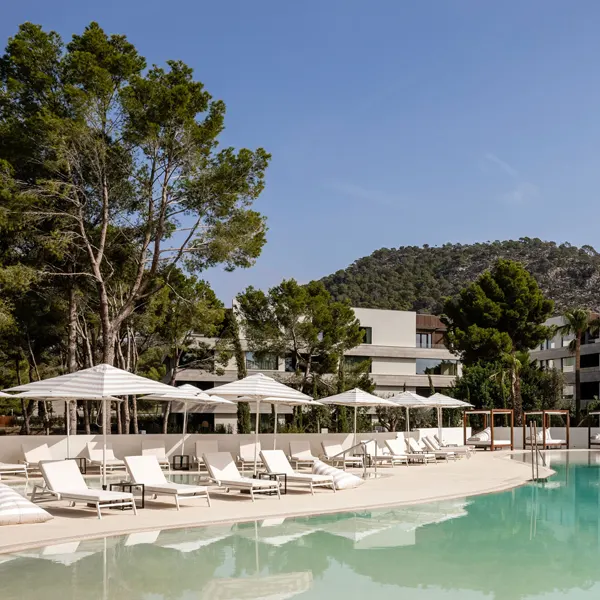 Jardines y piscinas de diseño del resort Kimpton Aysla Mallorca