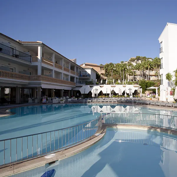Bungalows y zona de piscina del Hotel La Pergola en Port d'Andratx