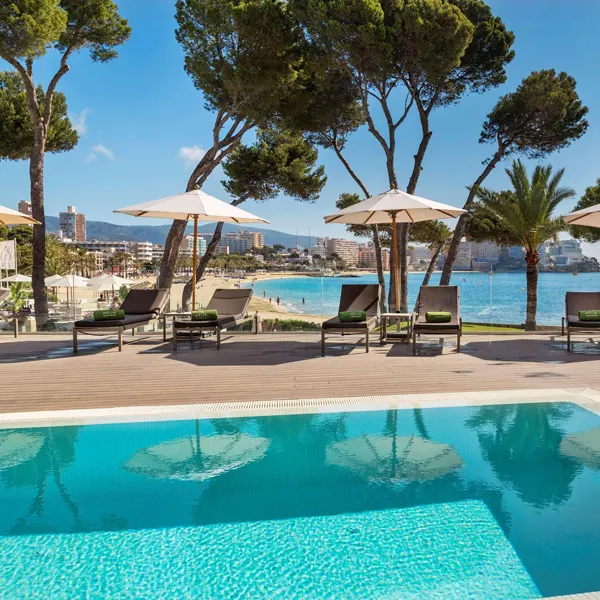 Piscina y terraza frente al mar del hotel Meliá Calviá Beach en Magaluf