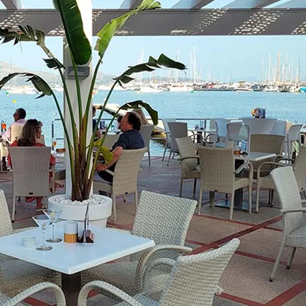 Hotel Miramar junto al paseo marítimo y puerto deportivo de Pollença