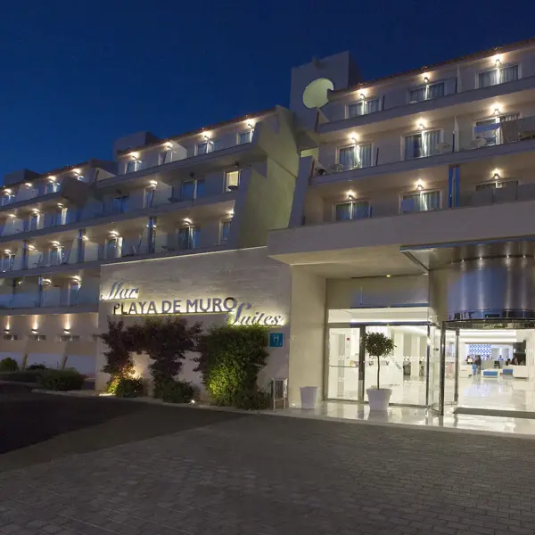 Suites familiares y zona de piscina en el hotel Playa de Muro Suites
