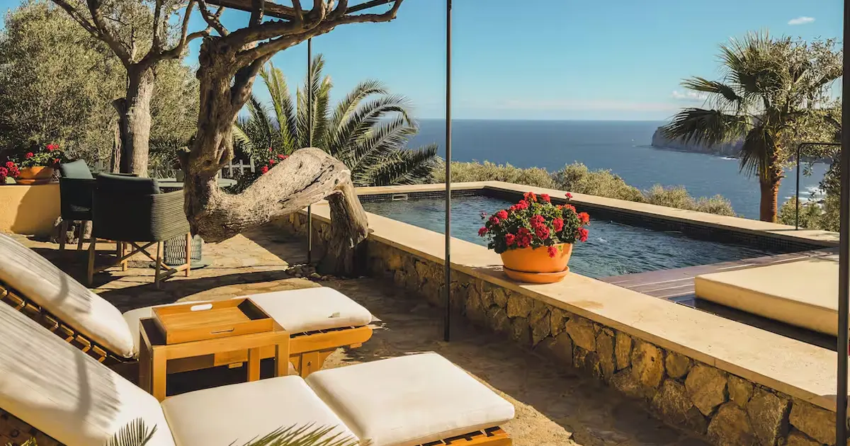 Terraza privada con piscina y tumbonas con vistas al mar Mediterraneo en Hotel Sa Pedrissa Deià
