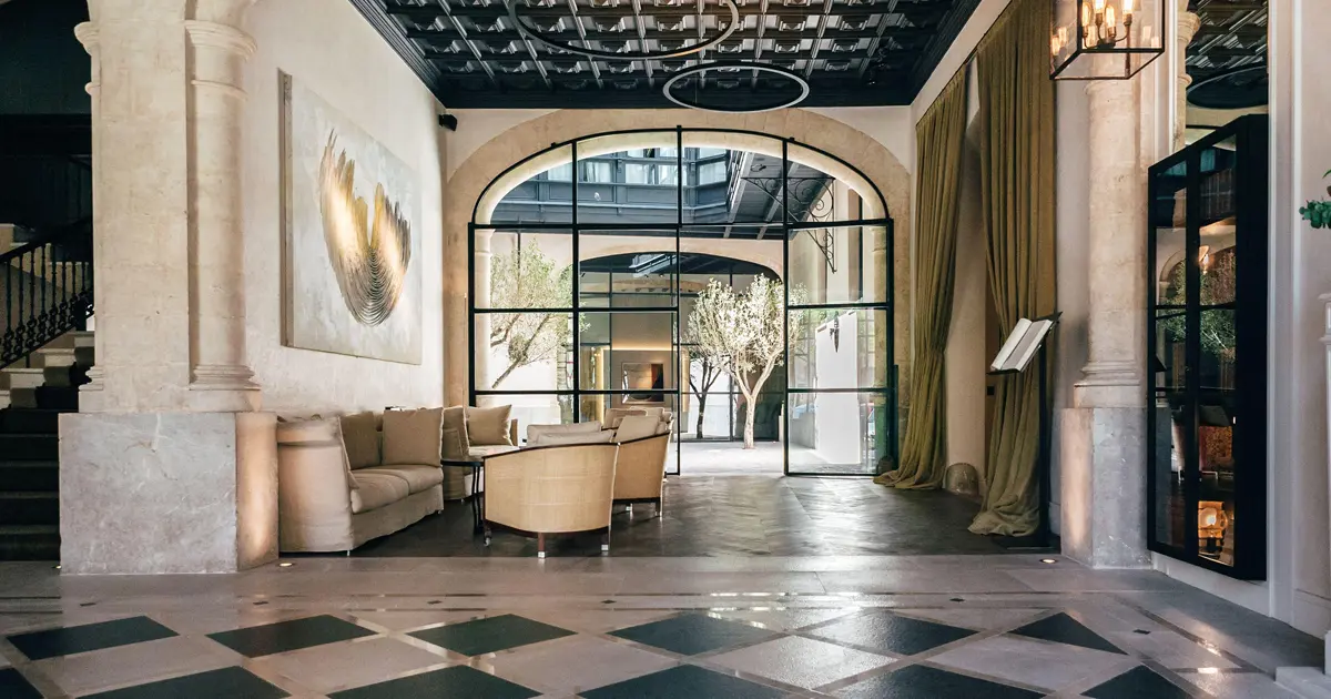 Elegante hall interior y patio del Hotel Sant Francesc Singular en el casco antiguo de Palma
