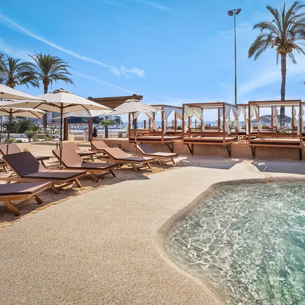 Instalaciones del hotel Sol Wave House y zona de piscina con vistas a la playa