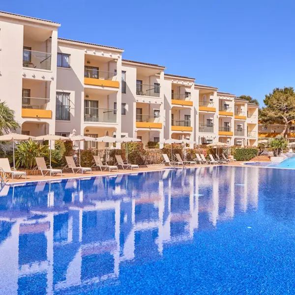 Piscinas familiares y suites del hotel Zafiro Mallorca en Can Picafort