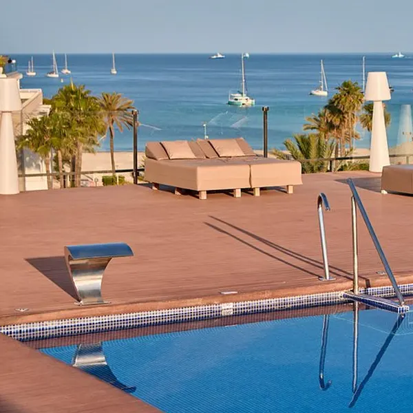 Terraza panorámica y piscina del hotel Zafiro Rey Don Jaime