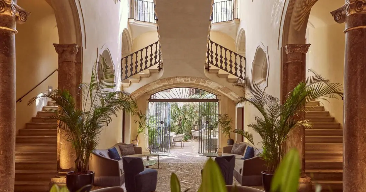 Patio interior señorial de un hotel boutique con encanto en el casco antiguo de Palma, Mallorca