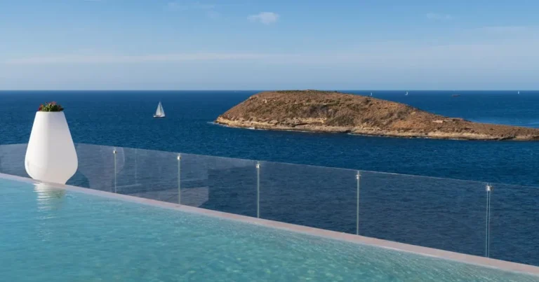 Piscina infinita con vistas al mar en Mallorca