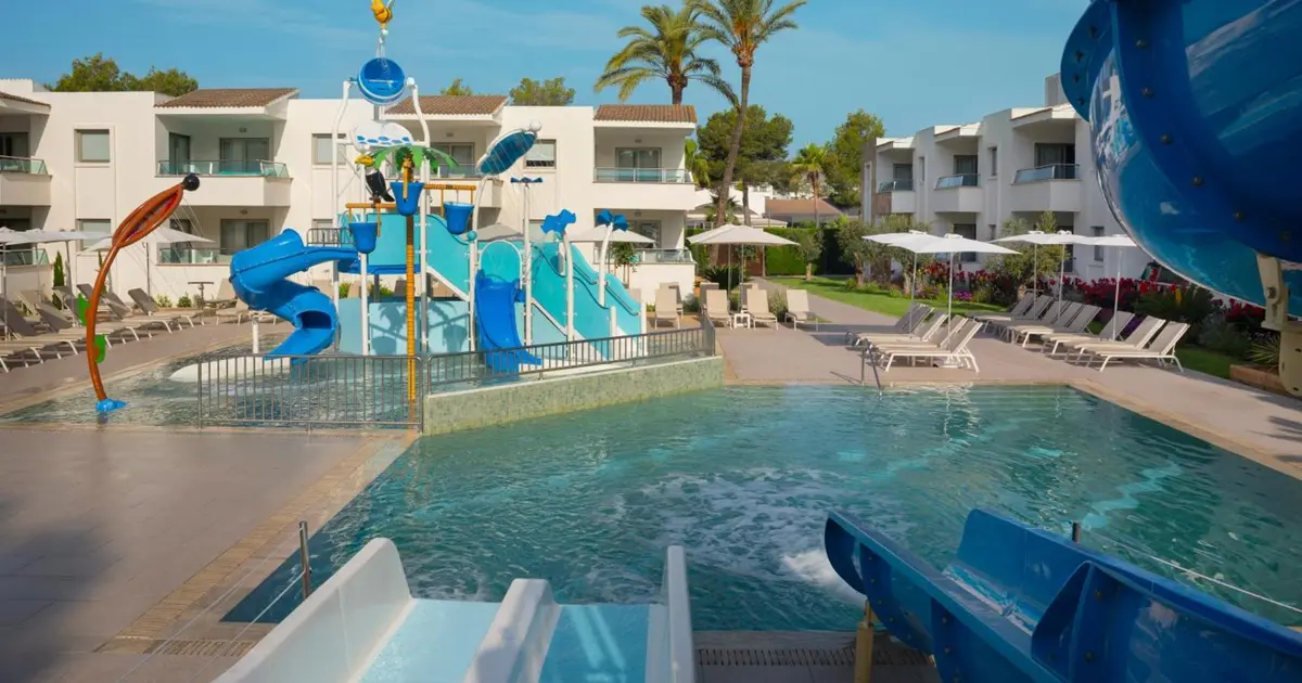 Piscina infantil con toboganes y juegos de agua en Iberostar Selection Playa de Muro